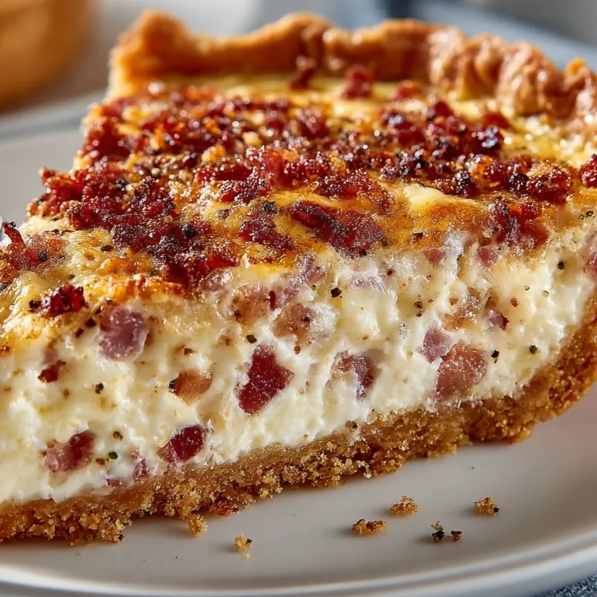 Savourez une part de Light Lorraine Quiche dorée au four, au bacon et au fromage.