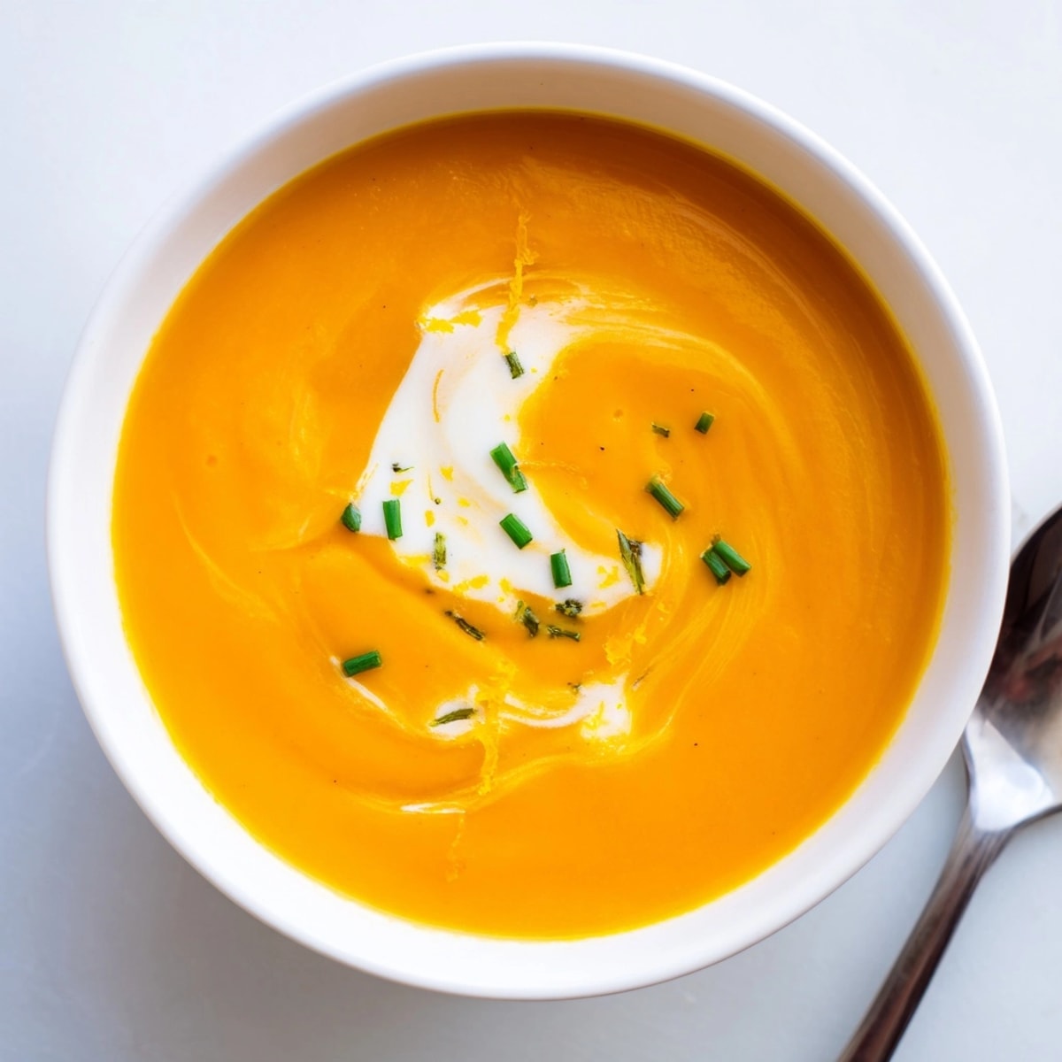 Une portion réconfortante de soupe de carottes et orange, parfaite pour une froide journée.