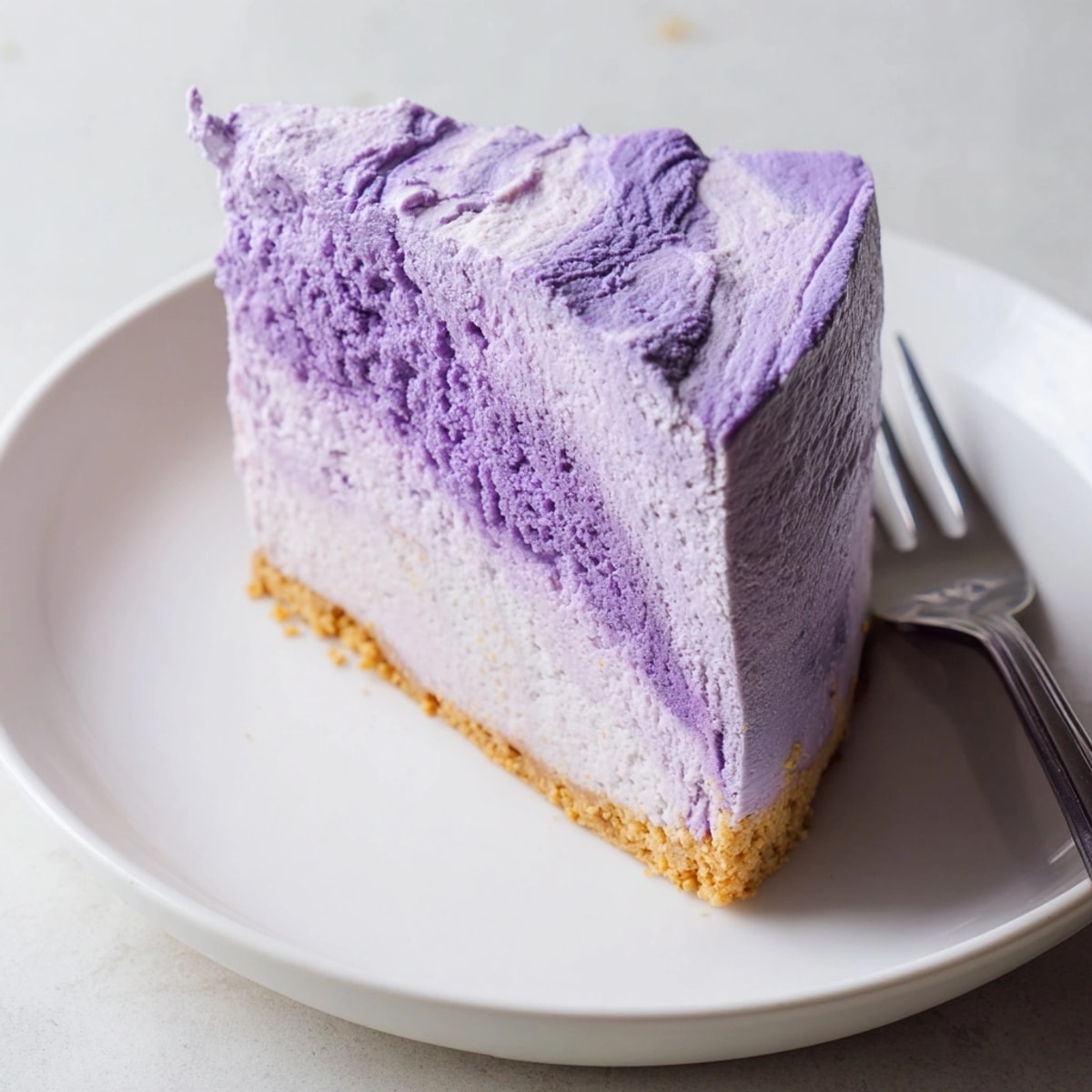 Délicieux gâteau au fromage ube de style japonais, violet vif et cuit jusqu'à la perfection.