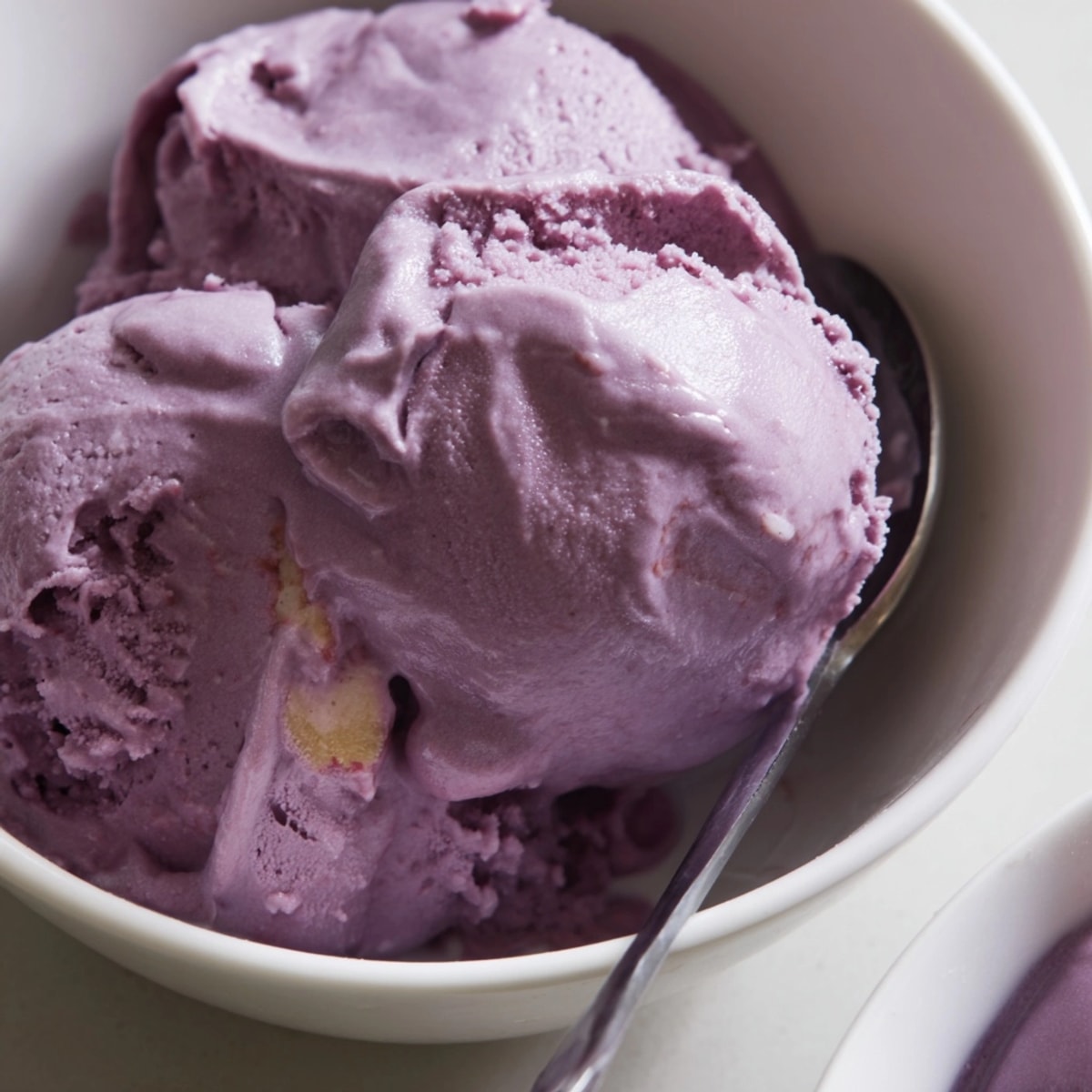 Crème glacée crémeuse à l'ube violette : une gourmandise filipino riche et fraîche.