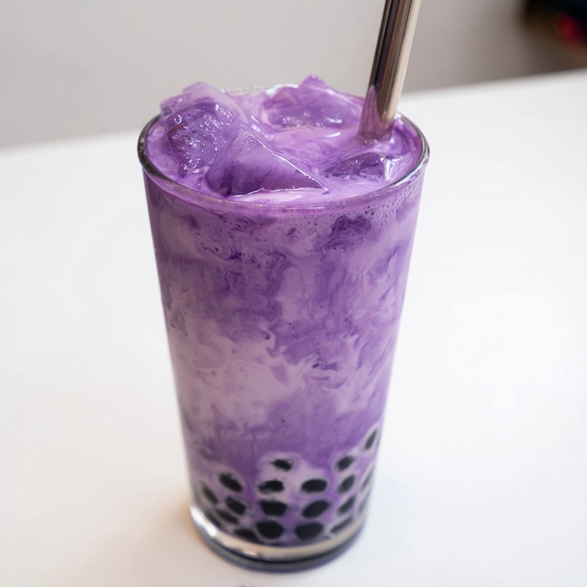 Thé au lait d'Ube rafraîchissant avec des perles de tapioca. Savourez ce thé fait avec igname pourpre des Philippines !