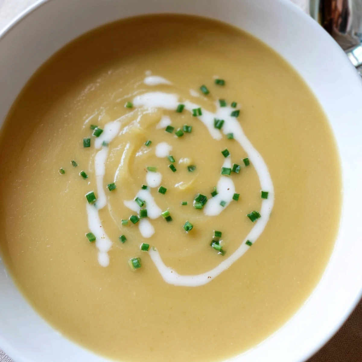Soupe veloutée de poireau et pomme de terre, idéale avec du pain croustillant à côté.