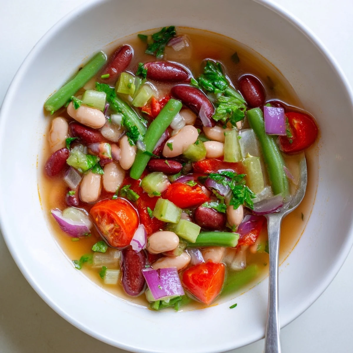 Trois-Bean Salad Soup fumante dans un bol, révélant des haricots, des légumes croquants et une touche de vinaigrette, idéale pour un dîner rapide et sain aux États-Unis.