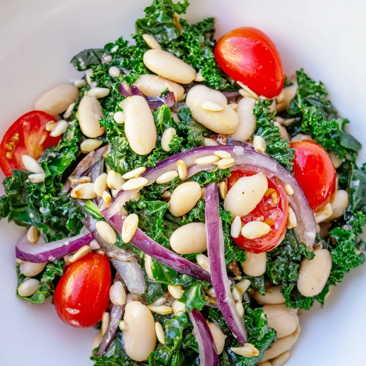 Salade White Bean and Kale Salad avec haricots blancs crémeux et kale croquant, arrosée d'un jus de citron.
