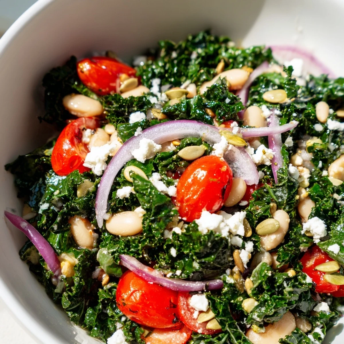 Cette White Bean and Kale Salad méditerranéenne met en valeur un kale tendre et une vinaigrette à l'ail et au citron.