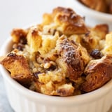 Tasses de pudding au pain chaud, délicieusement parfumées au chai épicé.  