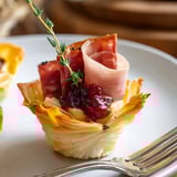 Coupes de Brie au pickle, croustillantes et savoureuses, parfaites pour les fêtes.  