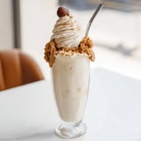 Délicieux milkshake au pain d’épices Mont Blanc, surmonté de crème fouettée et biscuit.  