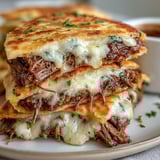 Slow Cooker Beef & Garlic Naan Melt fondant avec du bœuf effiloché et du fromage fondant