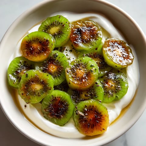 Un bol contenant des fruits verts et des flocons d'avoine.