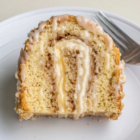 Pain de Muffin Éclair aux Œufs de Pâques décoré d'un glaçage vanillé, idéal pour les fêtes.
