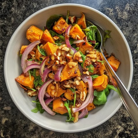 Une salade de carottes et de laitue dans un bol.