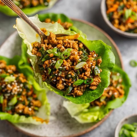 Une assiette de légumes verts contenant des légumes verts et des légumes verts.