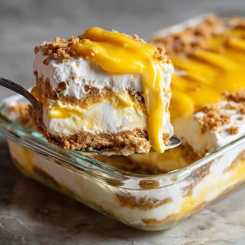 Une portion de gâteau au yaourt et aux fruits, servie dans un bol.