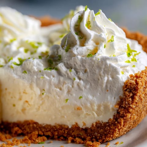 Une tarte aux pommes avec des crustacés et des crêpes.