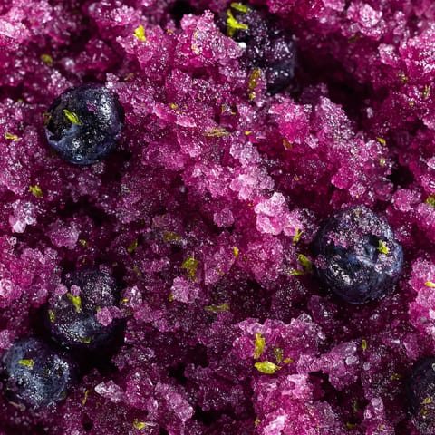 Un mélange de cristaux de roche et de baies bleues.