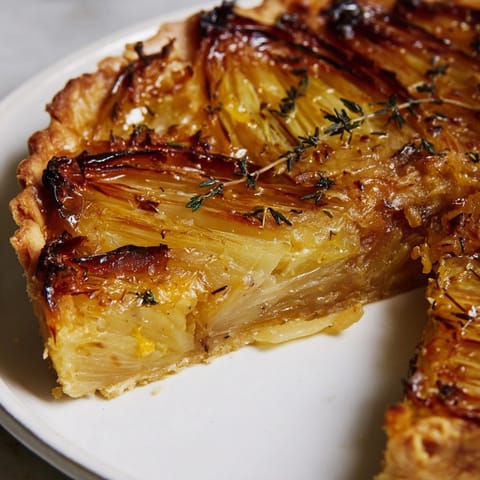 Une délicieuse tarte rustique à l'oignon française, idéale pour un repas végétarien réconfortant.