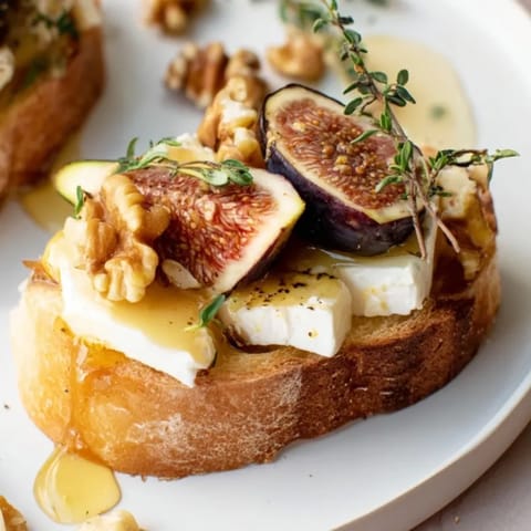 Vue rapprochée de la recette de crostini figue et brie crémeux d'automne, parfait pour un apéritif élégant et simple.