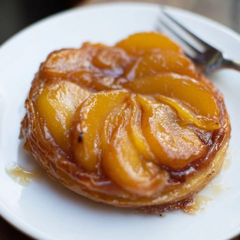 Découvrez une Tarte Tatin maison, avec des pommes tendres et une pâte feuilletée dorée.