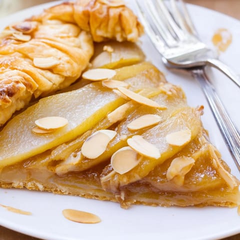 Galette poire et amande faite maison, bords croustillants et intérieur fruité crémeux.