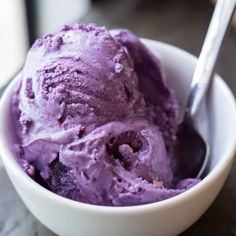 Délicieuse crème glacée faite maison à l'ube, douce et violette, prête à déguster.