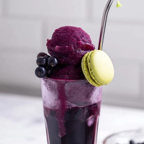 Délicieux dessert à la maison, combinant sorbet de cassis et limonade pétillante.  
