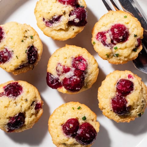 Une élégante collation salée de madeleines à la cerise, gin et vermouth.  