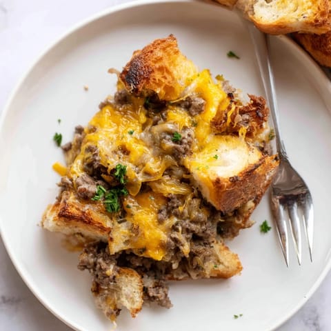 Savourez une casserole riche de bœuf haché et d'oignons caramélisés, avec cheddar.  