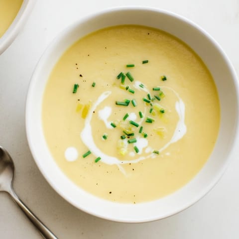 Bol de soupe de poireau et pomme de terre, garni de ciboulette fraîche, réconfort total.  