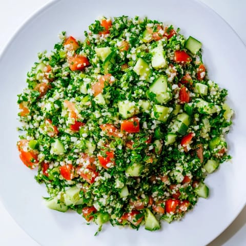 L'appétissante salade de taboulé libanaise, pleine de légumes, est servie joliment en portion.