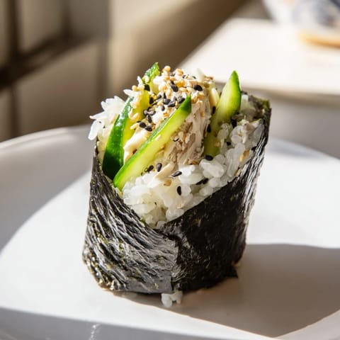 Sushi riz avocat crabe