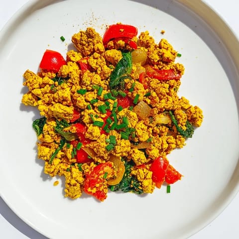 Ce tofu scramble de saison à la turmeric et au cumin, avec poivron rouge et épinards, pour un brunch plant-based.