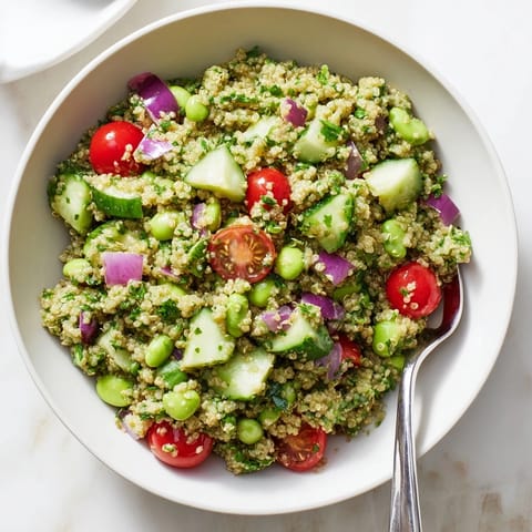 Cette salade edamame et quinoa généreuse propose un mélange de protéines végétales et de légumes croquants, idéale pour un repas healthy et rafraîchissant.