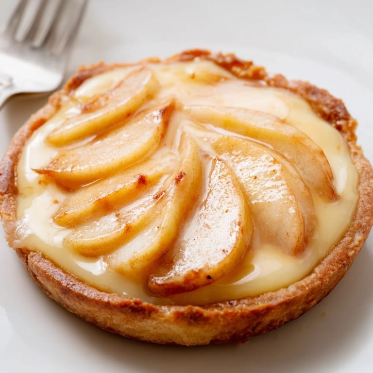 Découvrez ces délicieuses tartelettes aux pommes à la française avec leur crémeuse crème pâtissière à la vanille!