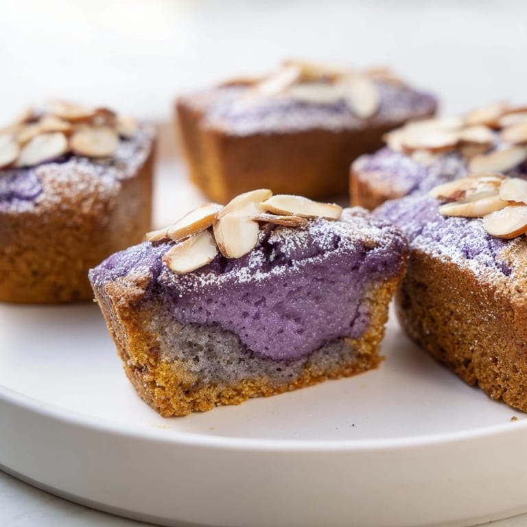Financiers amande et ube, des petits fours qui accompagneront votre café ou thé avec délice.