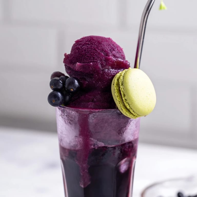 Délicieux dessert à la maison, combinant sorbet de cassis et limonade pétillante.  