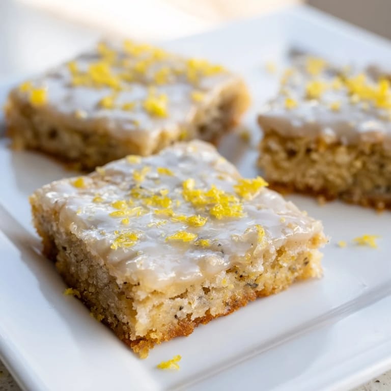 Délicieuses barres au citron et herbes de Provence, idéales pour le thé de l'après-midi.