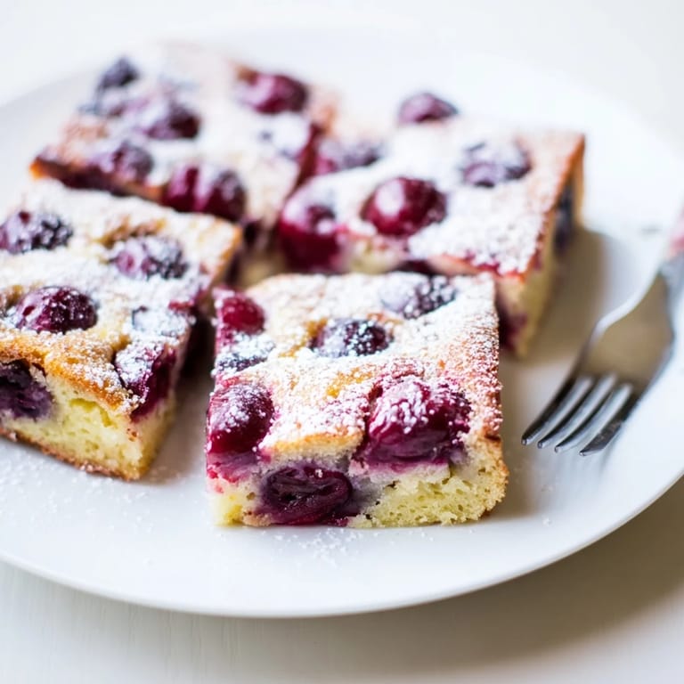Barres de clafoutis à la cerise, alliant douceur et saveurs de martini.  