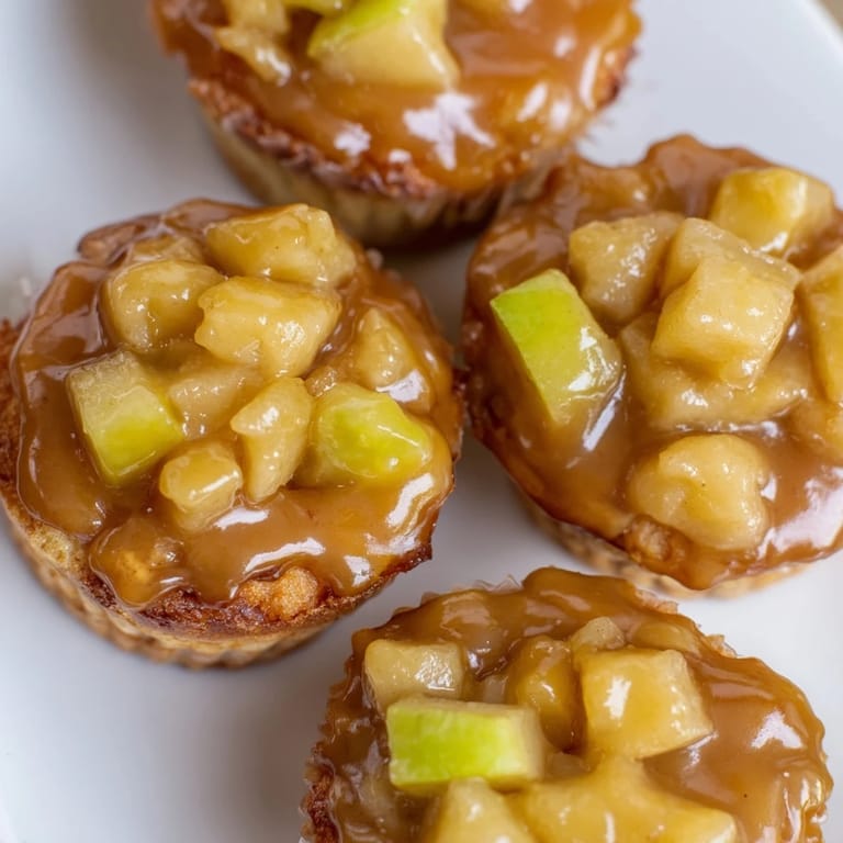 Dégustez des muffins au caramel, inspirés de la tarte Tatin française, séduisants et chauds.