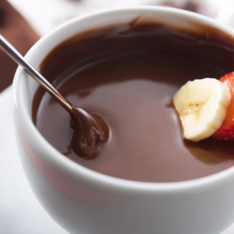 Une fondue au chocolat embrasée, servie avec des cure-dents pour déguster cette douceur irrésistible.