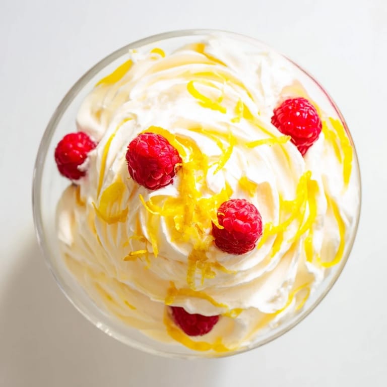 Un dessert Lemon Fool à base de crème fouettée et de crème au citron, avec un zeste citronné.