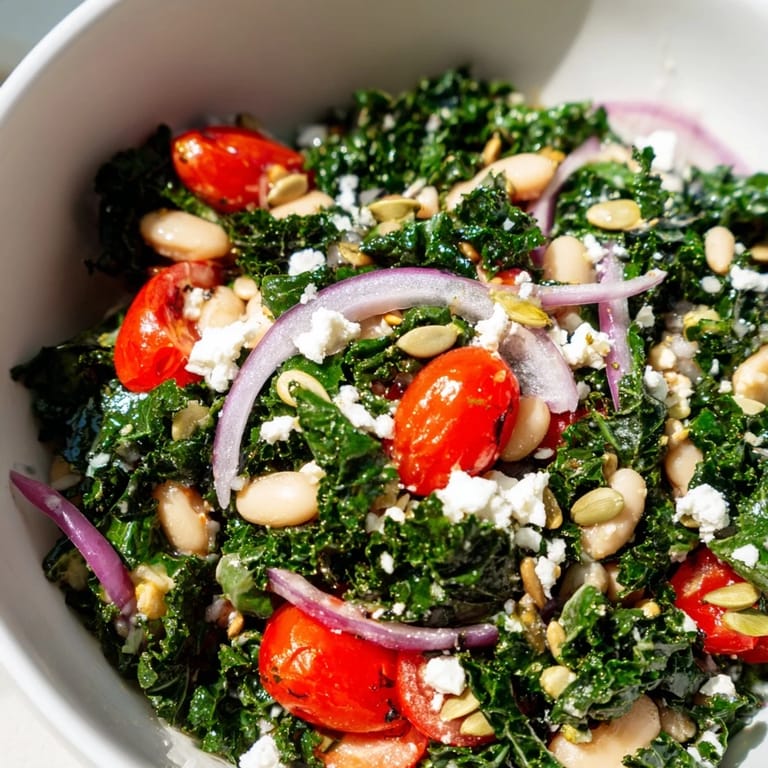 Cette White Bean and Kale Salad méditerranéenne met en valeur un kale tendre et une vinaigrette à l'ail et au citron.