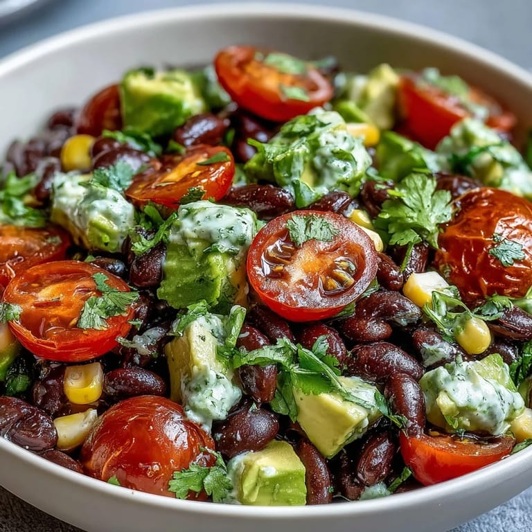 Assiette colorée de haricots noirs, maïs sucré et tomates juteuses, nappée d'une vinaigrette au citron vert.