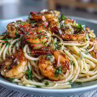 Pâtes au citron et à l'ail avec crevettes, plat printanier coloré et frais.  